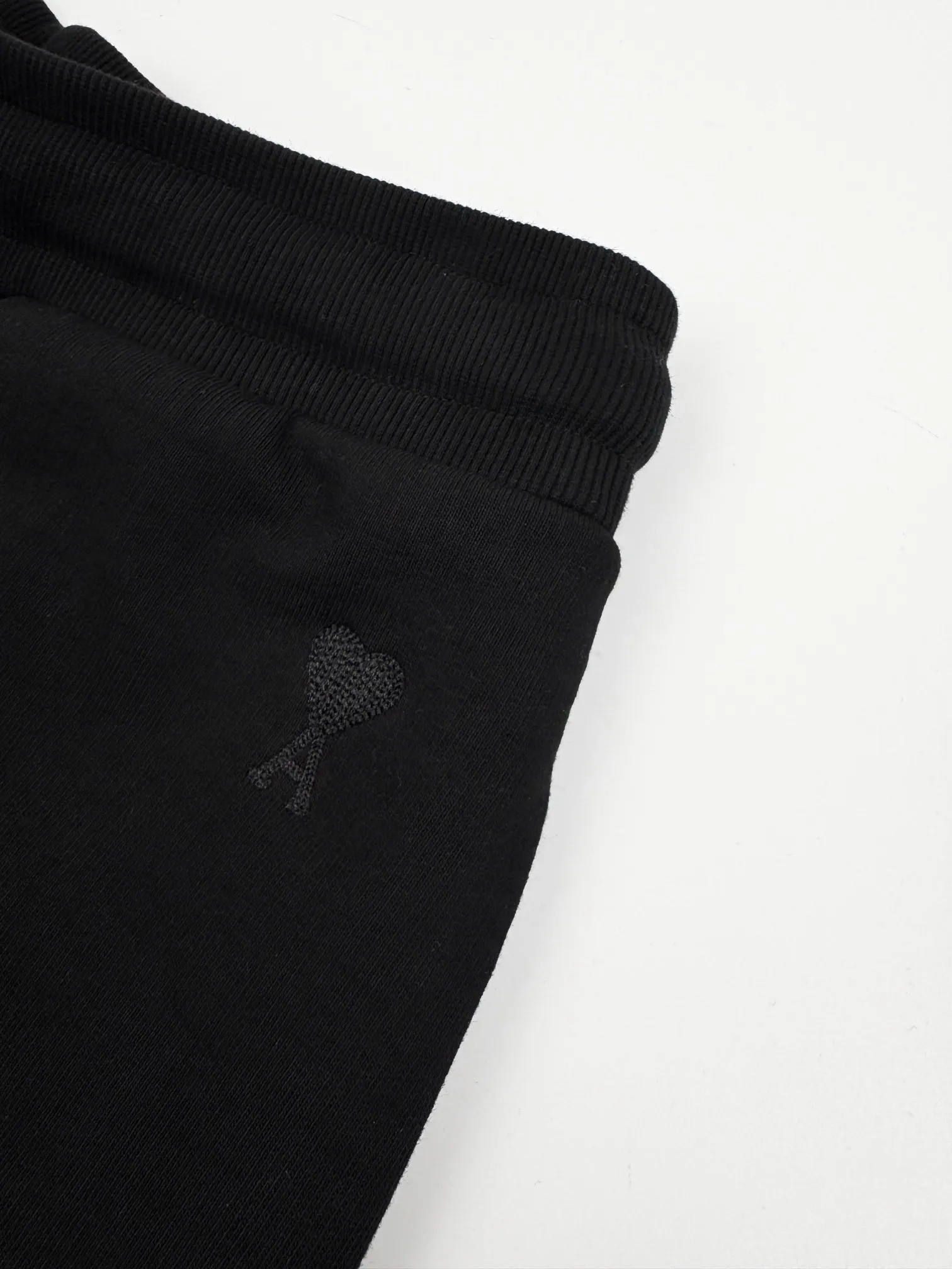 Ami Paris love embroidered shorts, custom-made luxury terry sweatpants material, full of texture, comfortable and close to the skin, black base, the same color love embroidery blooms quietly, adding brand recognition, adding a touch of romance and sweetness to the shorts, the ultimate simplification of color, Versatile color, showing taste. Process 1: Using imported machine embroidery technology, using advanced computer control systems and precision mechanical components to realize Ami love embroidery operations with high precision, smooth and delicate lines. Process 2: Ferment washing and softening uses the fermentation effect produced by mixing yeast, water and mild detergent to gently treat the fabric and improve the overall softness. Accessories: Customized 1:1 Ami corns Customized 1:1 Ami hanging clock Customized 1:1 Ami trademark Version: Loose version Size: S M L XL Style number: MM 037